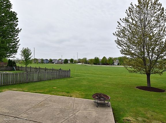 4th image of 542 Arlington Ln