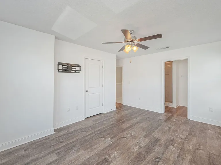 146 Crossing Lane F Santa — Photo 19