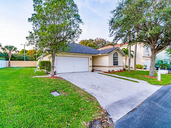 5th image of 1021 Fairfax Cir W