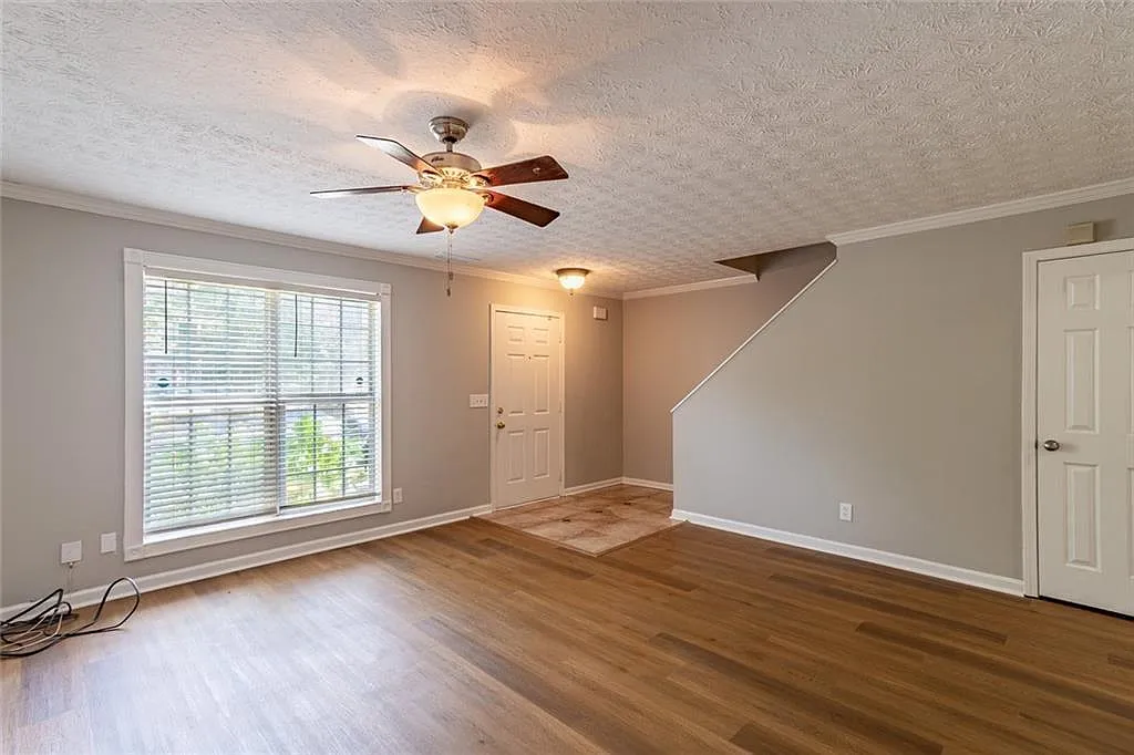 3 bed, 2.5 bath, 1340 sqft, $1,675 — Photo 3