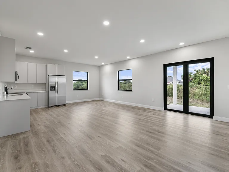 727 Cane St E — Photo 13