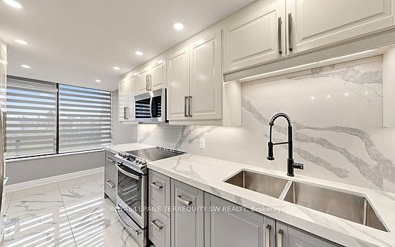 3rd image of 7440 Bathurst St #512