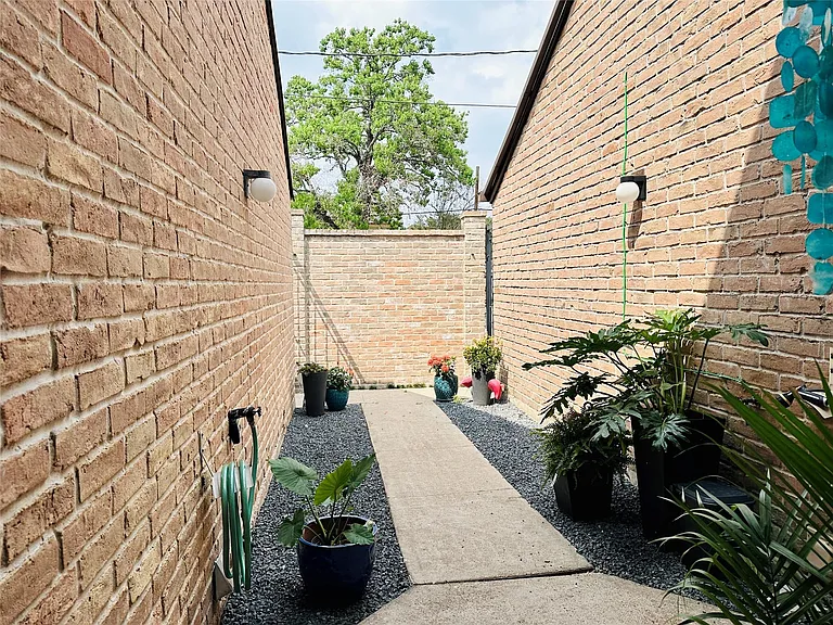 1504 Southmore Blvd — Photo 26