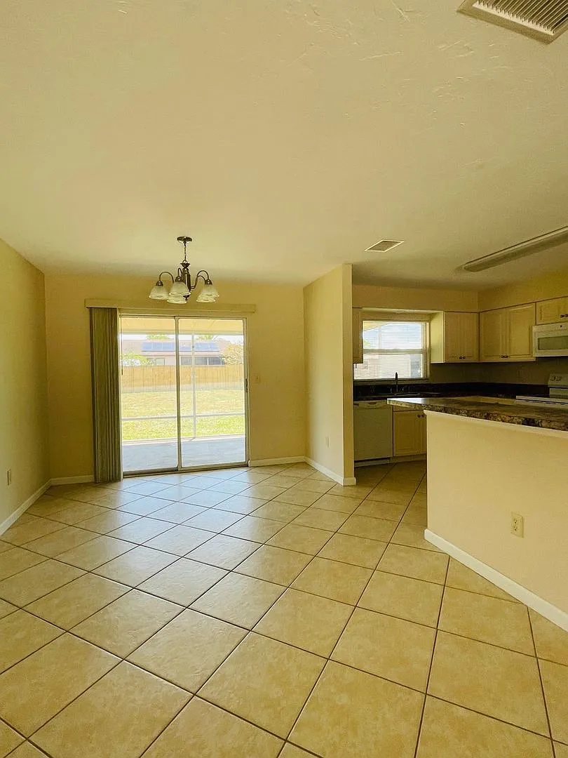 Port Charlotte Annual Rental — Photo 4