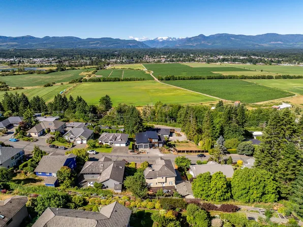 1418 Valley View Dr, Courtenay, BC V9N 8T3