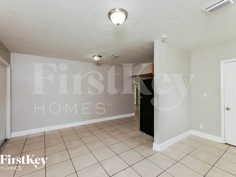 4531 NE 5th Ave — Photo 8