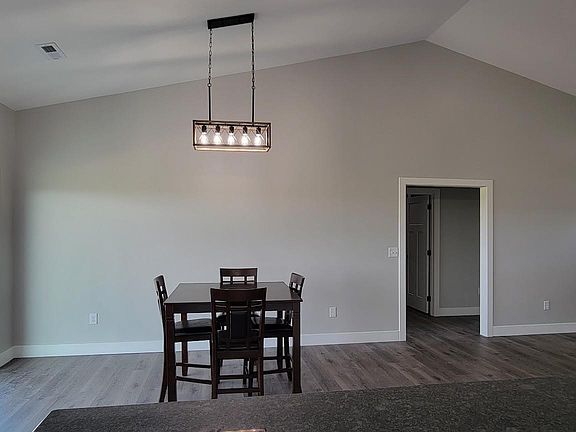 5th image of 387 Country Ct