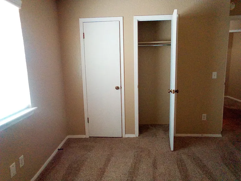 8744 N Rockwell Dr — Photo 4