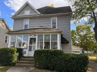 1214 W 3rd St, Dixon, IL 61021