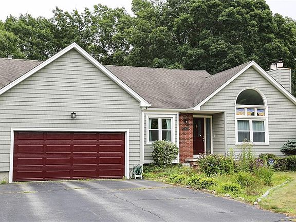 3rd image of 8 Caraway Dr