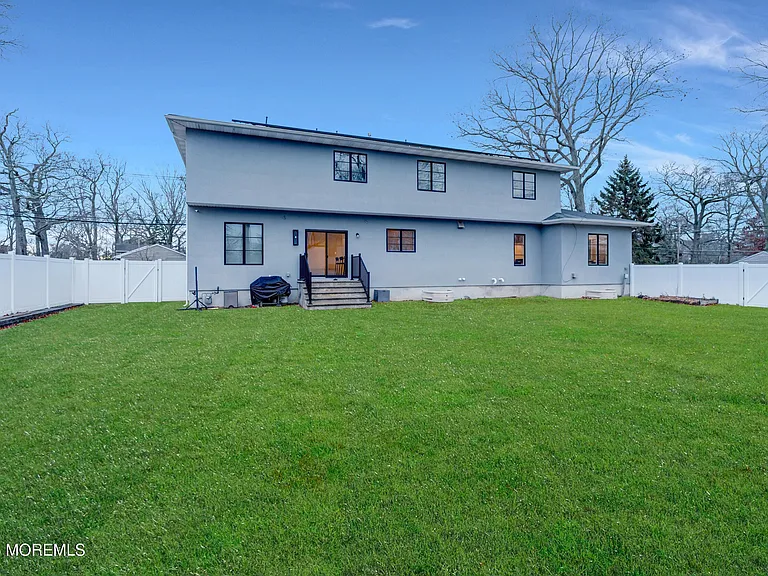 450 Wells Ave — Photo 3