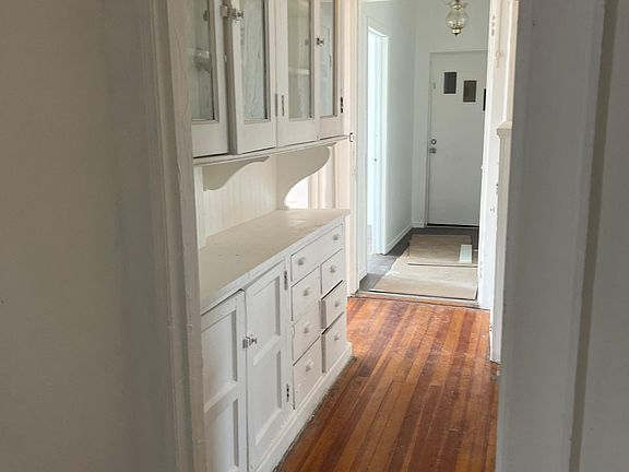 5th image of 127 S Lake Ave APT 1
