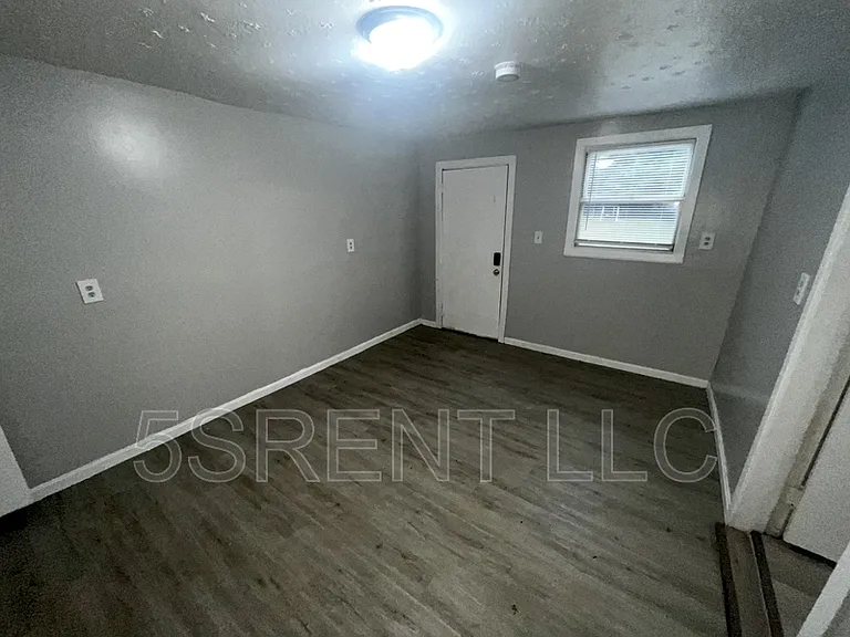 240 S Mary Ellen St #B — Photo 9