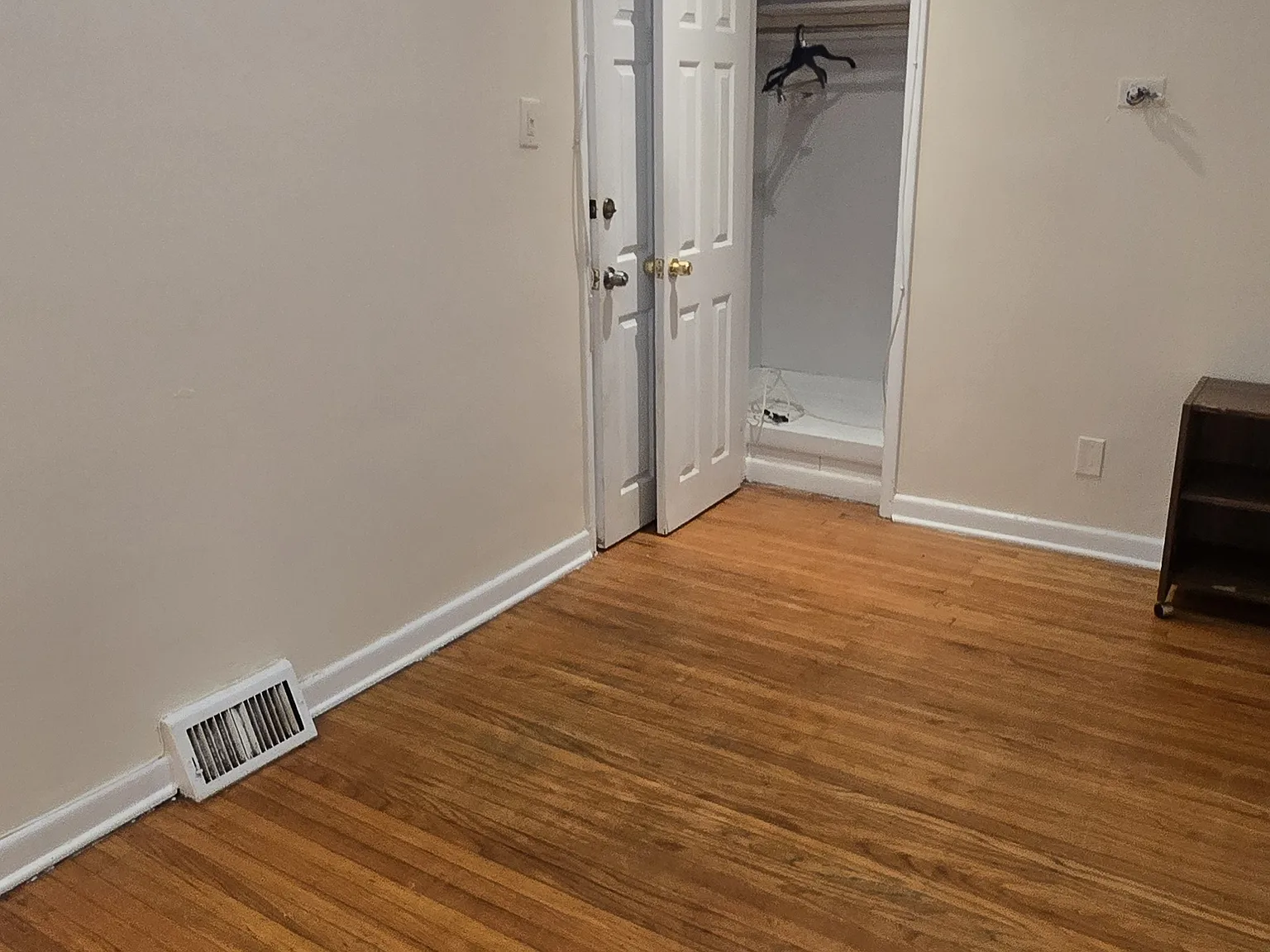3 bed, 1.5 bath, 1152 sqft, $690 — Photo 2