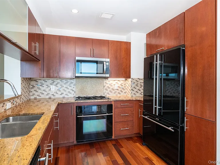 175 Huguenot St #1402 — Photo 8