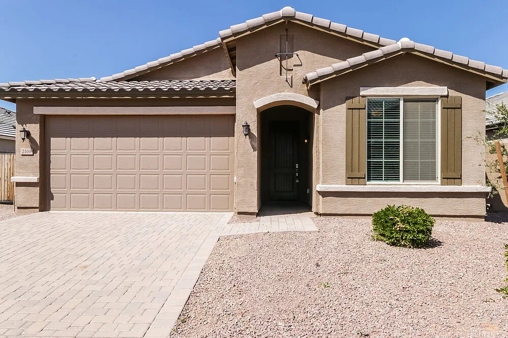 4 bed, 2.0 bath, 1919 sqft, $2,460 — Photo 1