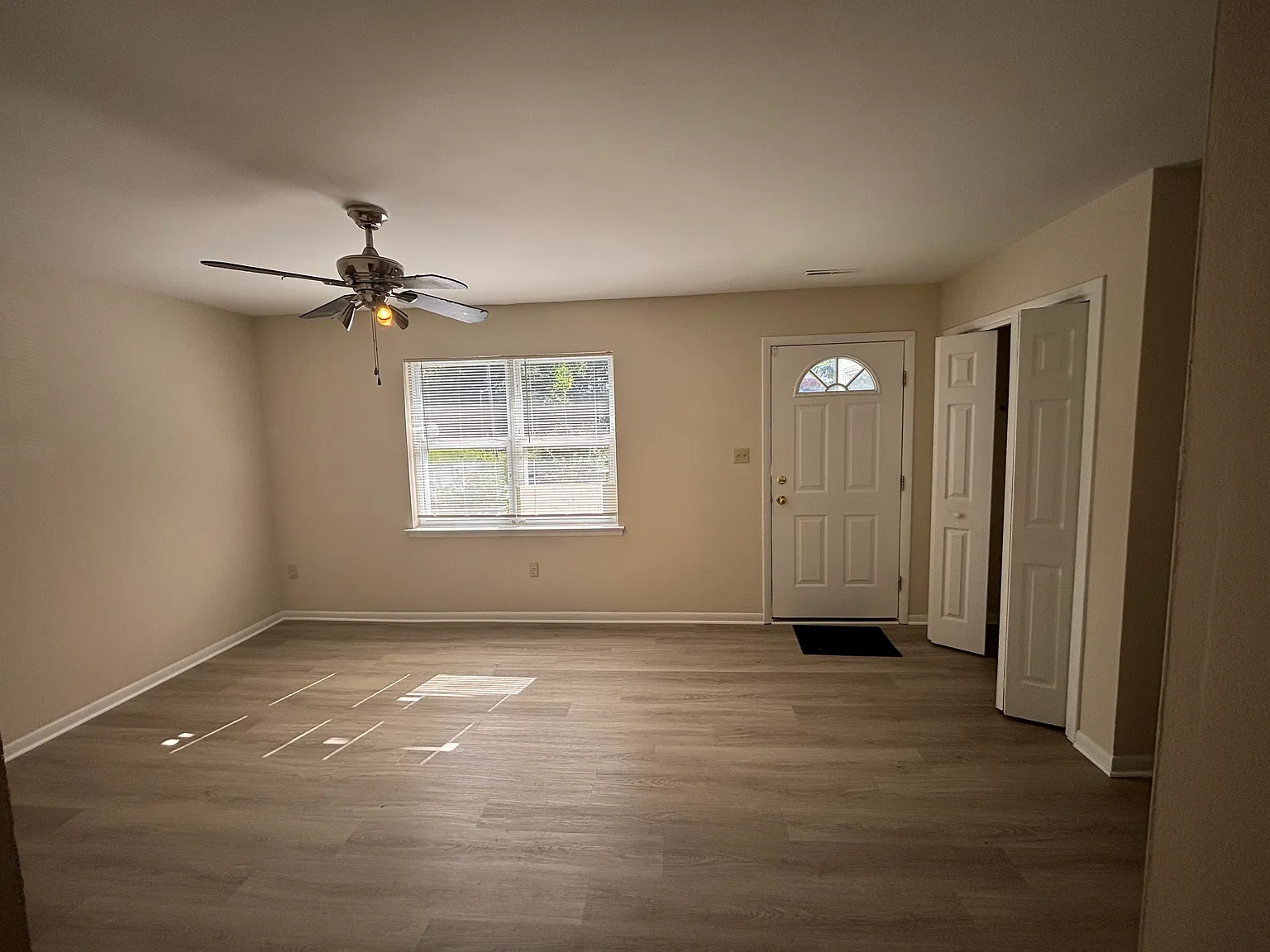3 bed, 1.5 bath, 1200 sqft, $1,750 — Photo 2