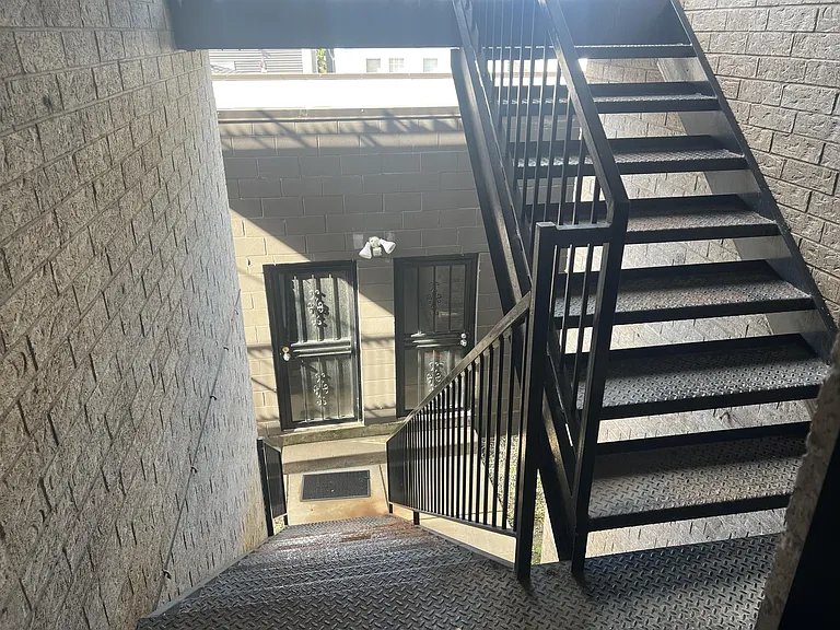 1844 N California Ave — Photo 28