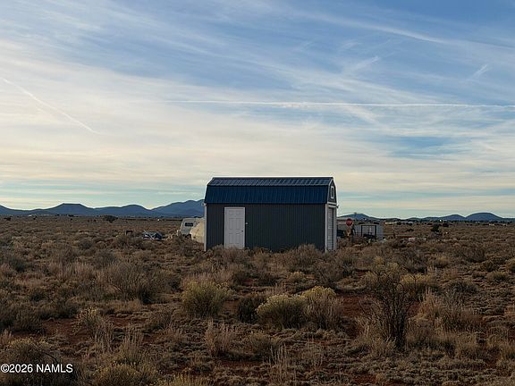 3rd image of 1067 E Hurd Rd