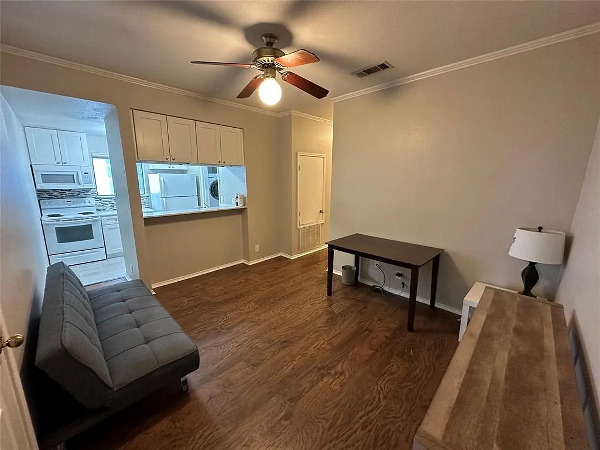 Building Photo - 704 W 21st St #301