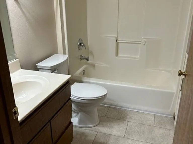 Lake Court Apartments — Photo 13