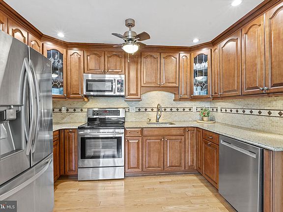 2nd image of 275 Green St APT 5H1