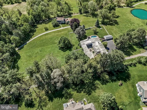 1 Huntrise Ln, West Chester, PA 19382