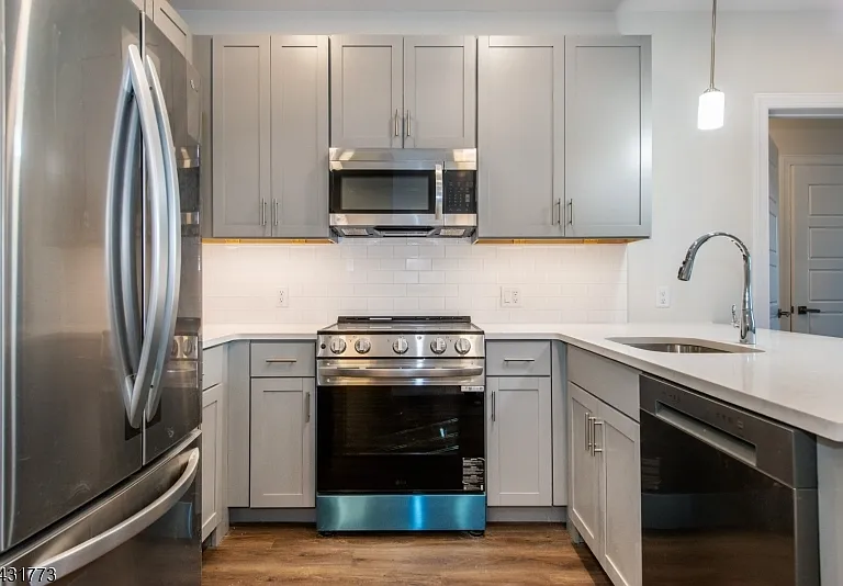 515 Union Blvd #28 — Photo 5
