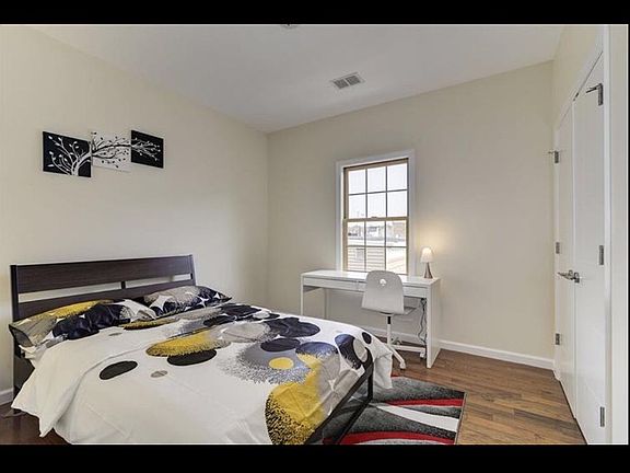 4th image of 16 Corbin Ave Unit 1