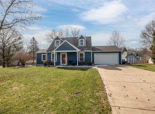 9538 Glencairn Ln, Olmsted Falls, OH 44138