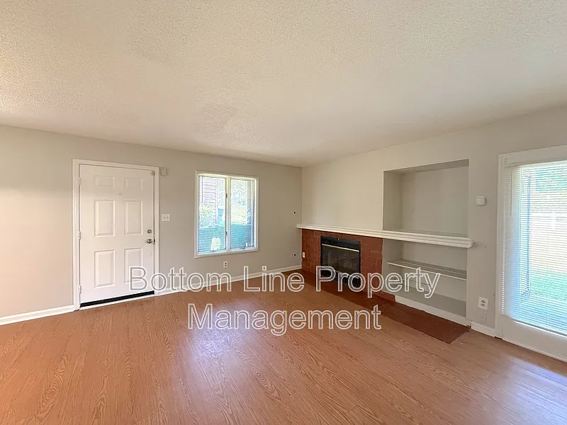 2 bed, 1.0 bath, 900 sqft, $1,200 — Photo 2