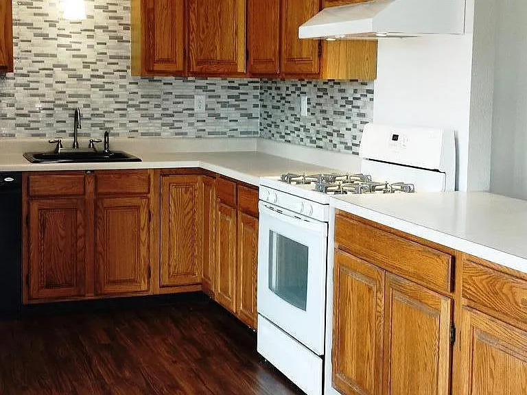 2105 N Bluff Rd — Photo 3