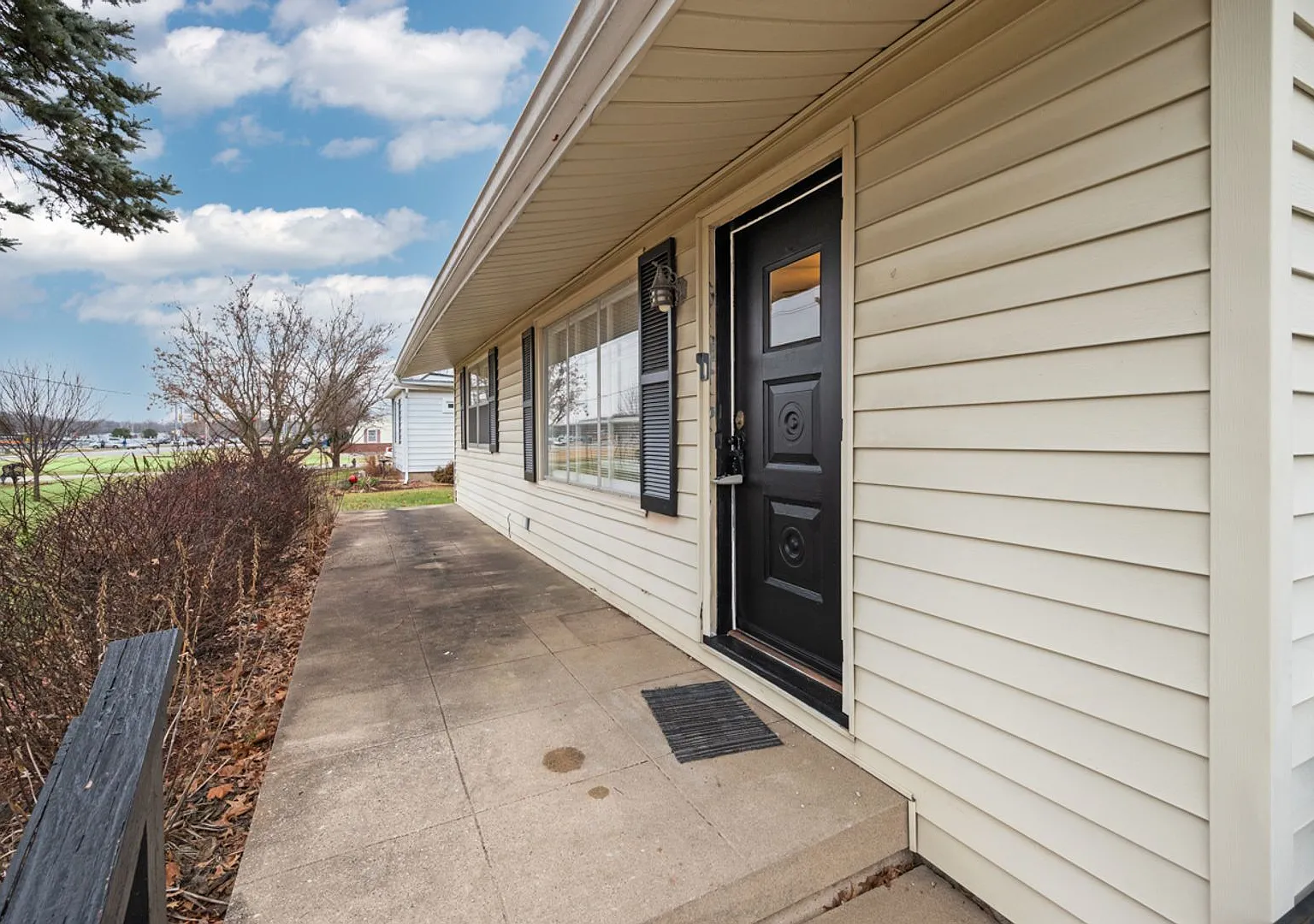Spacious North Side 2 Bedroom Home with Huge Yard & Garage! — Photo 4