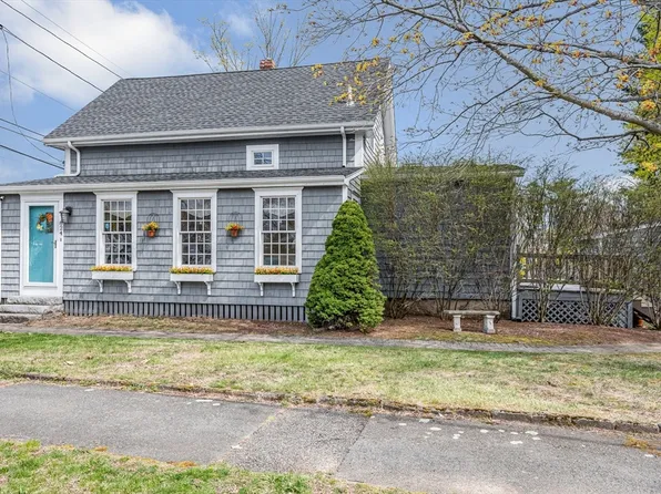 824 Lynnfield St, Lynnfield, MA 01940