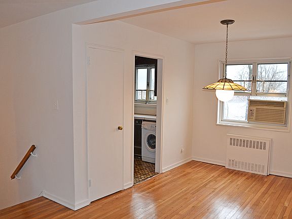 4th image of 22706 Stronghurst Ave