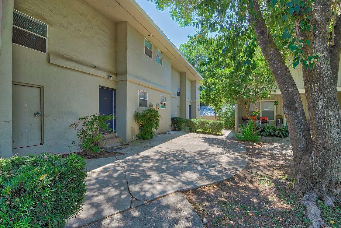 Townsend Apartments — Photo 2