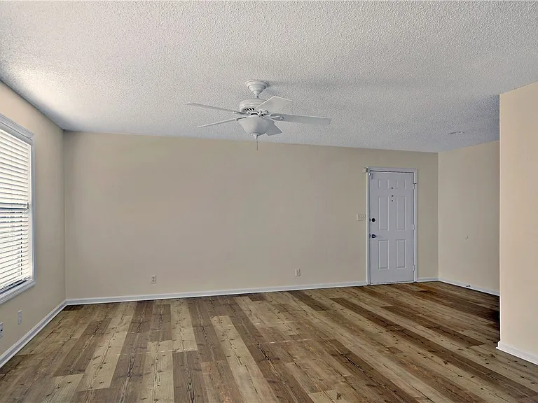 907 E Island Square Dr — Photo 6