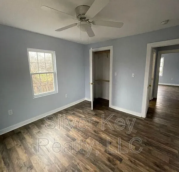 920 E Madison Ave — Photo 12