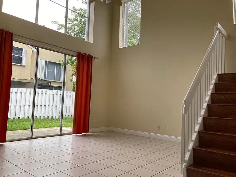 948 Jade Ct — Photo 3