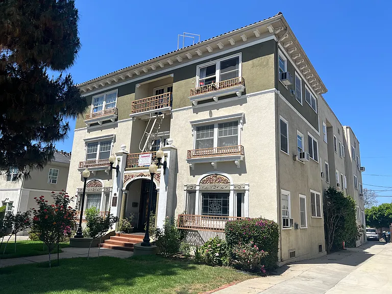 1935 N Vermont Ave #3 — Photo 17