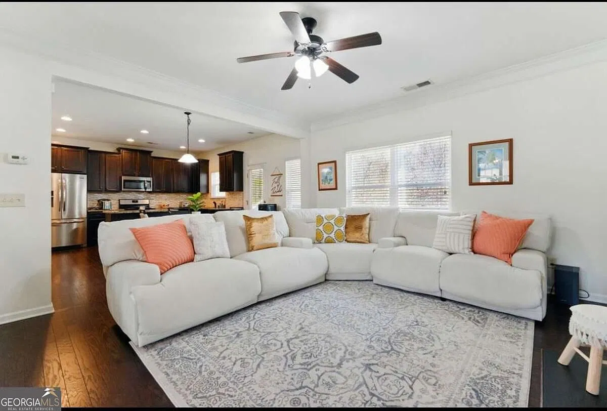4 bed, 2.5 bath, 2102 sqft, $2,500 — Photo 3