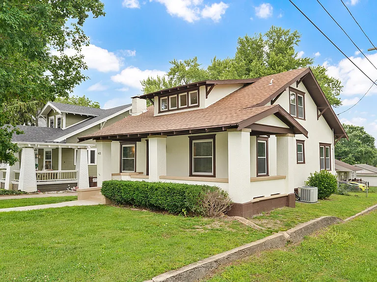 412 E Walker St — Photo 1