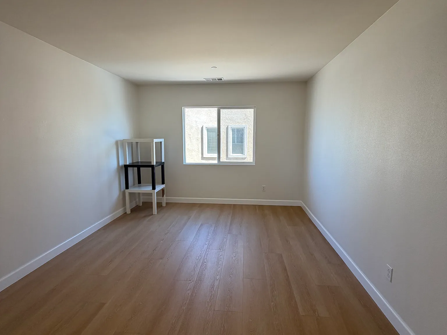 5 bed, 2.5 bath, 2770 sqft, $3,900 — Photo 3