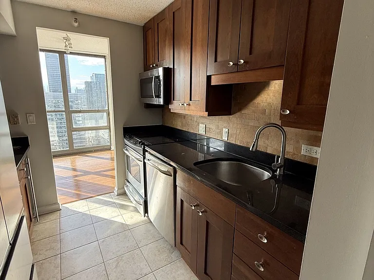 10 E Ontario Condos — Photo 15