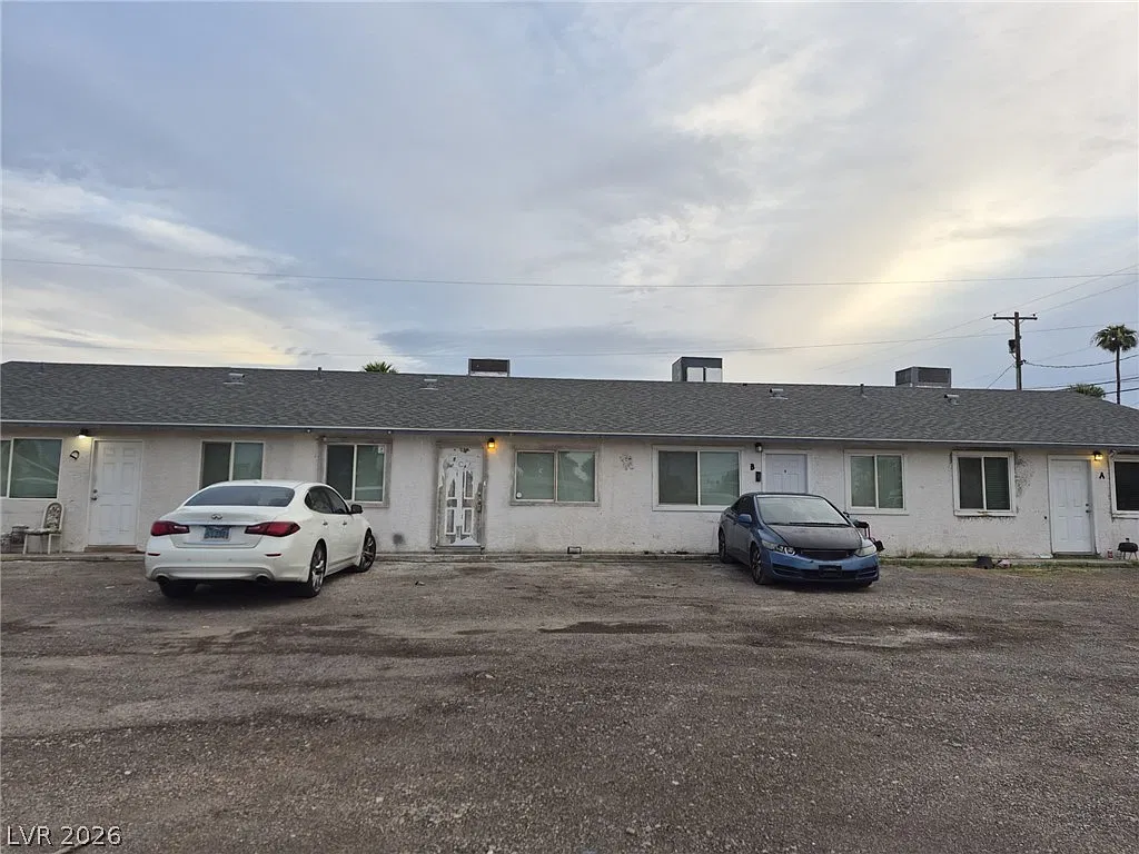 2 bed, 1.0 bath, 2992 sqft, $1,056 — Photo 2