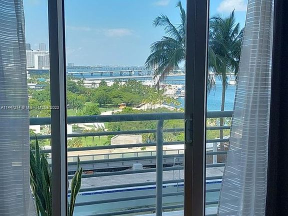 4th image of 325 Biscayne Blvd #1516