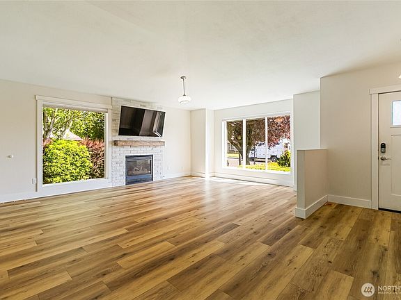 4th image of 1864 19th Street Court