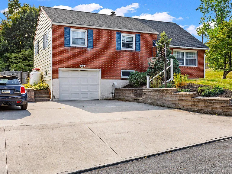 203 Ashwood Way — Photo 2