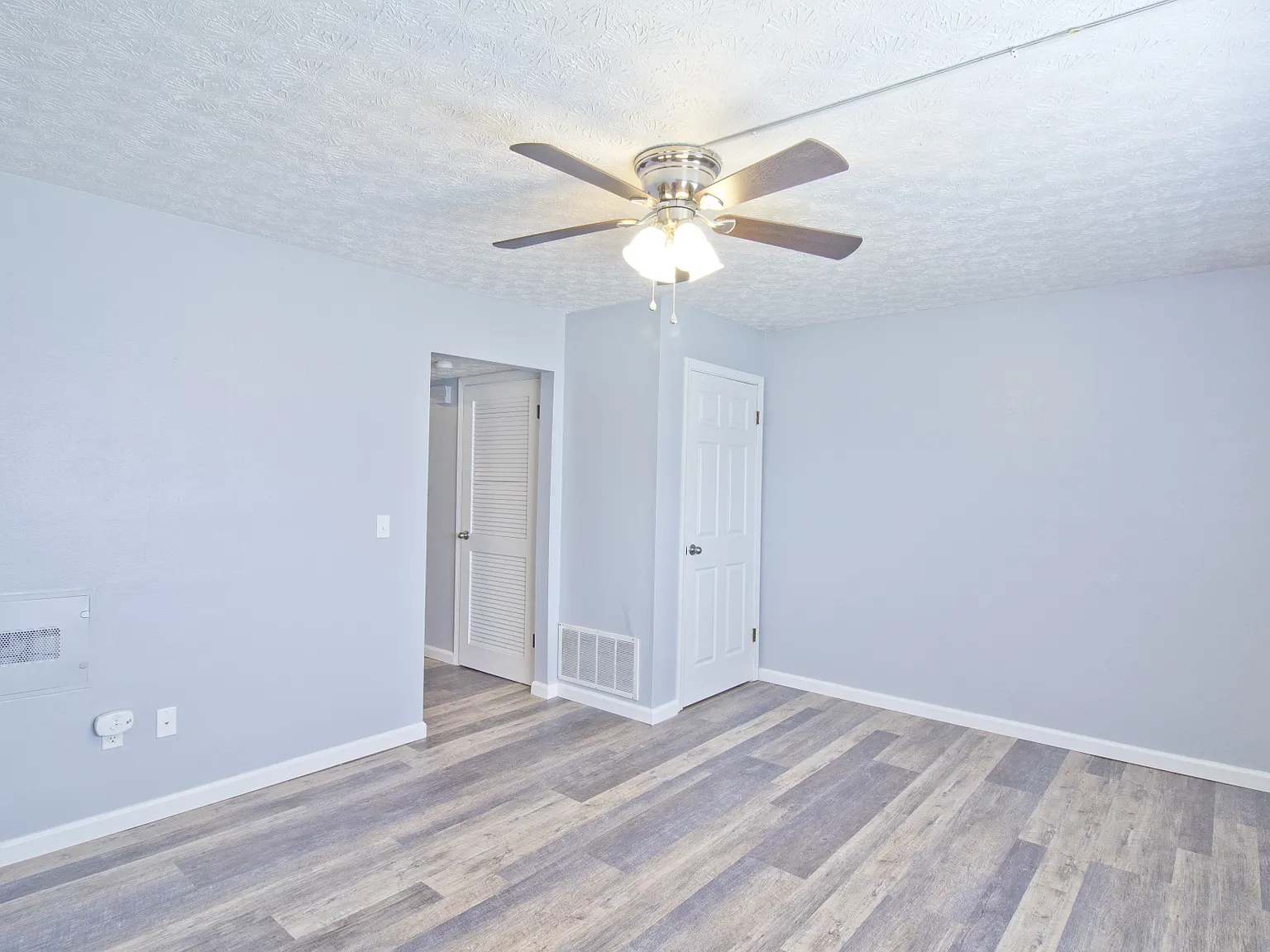 211 Glenlake Dr — Photo 3