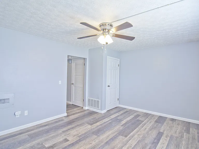 211 Glenlake Dr — Photo 3